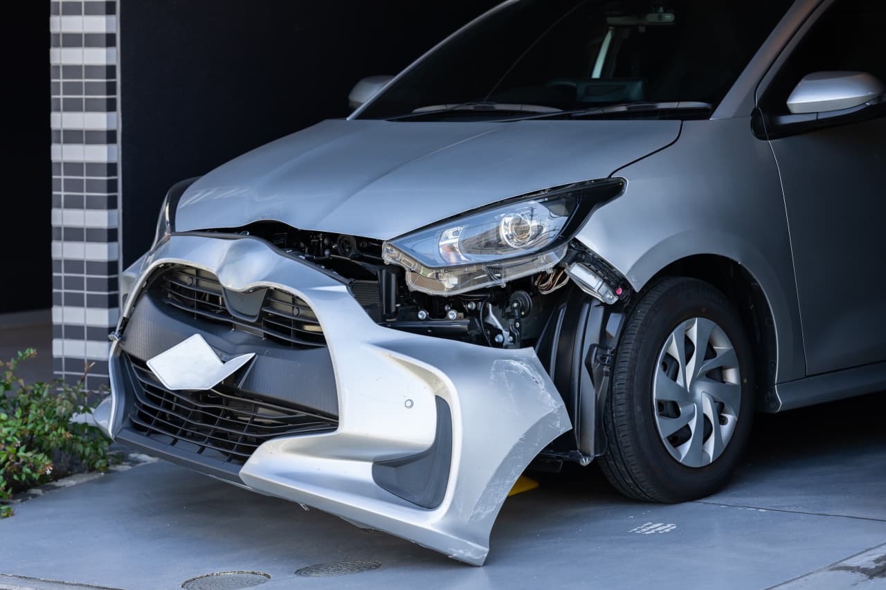 フロントの凹んだ車