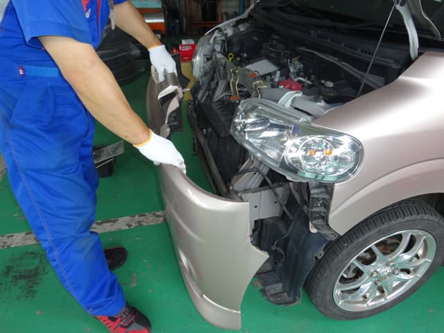 車のパーツの組付け作業