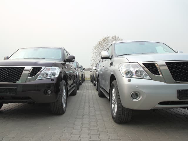 白と黒の車