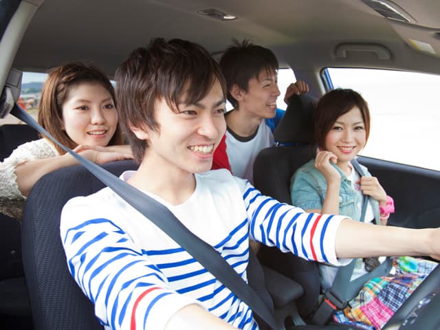 ドライブしている男女