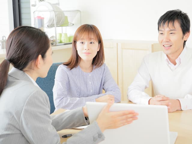 保険について相談員と相談風景
