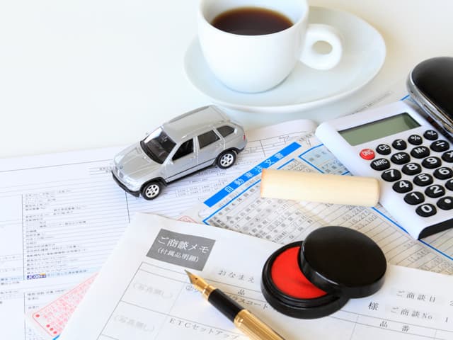 請求書と車と電卓