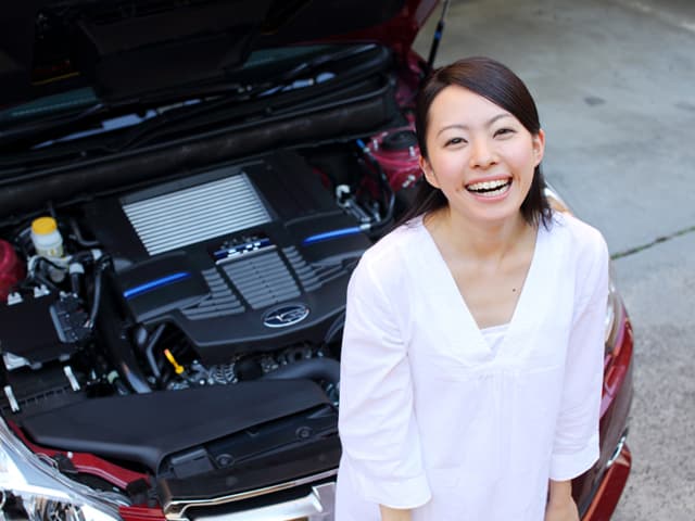 車の前に立っている女性