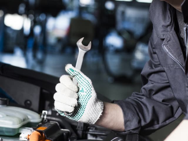 自動車整備道具を持った整備士
