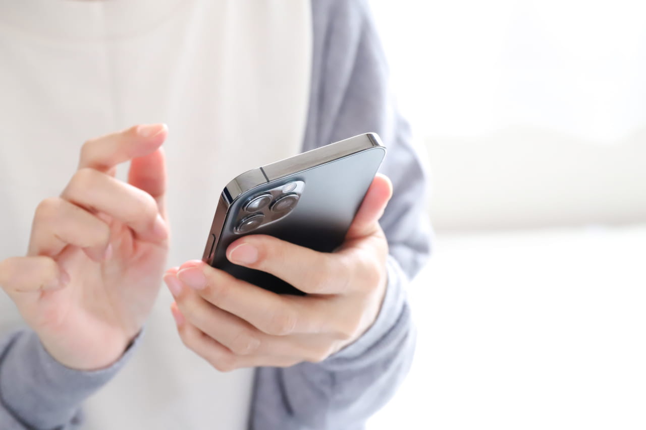 スマホ操作している人